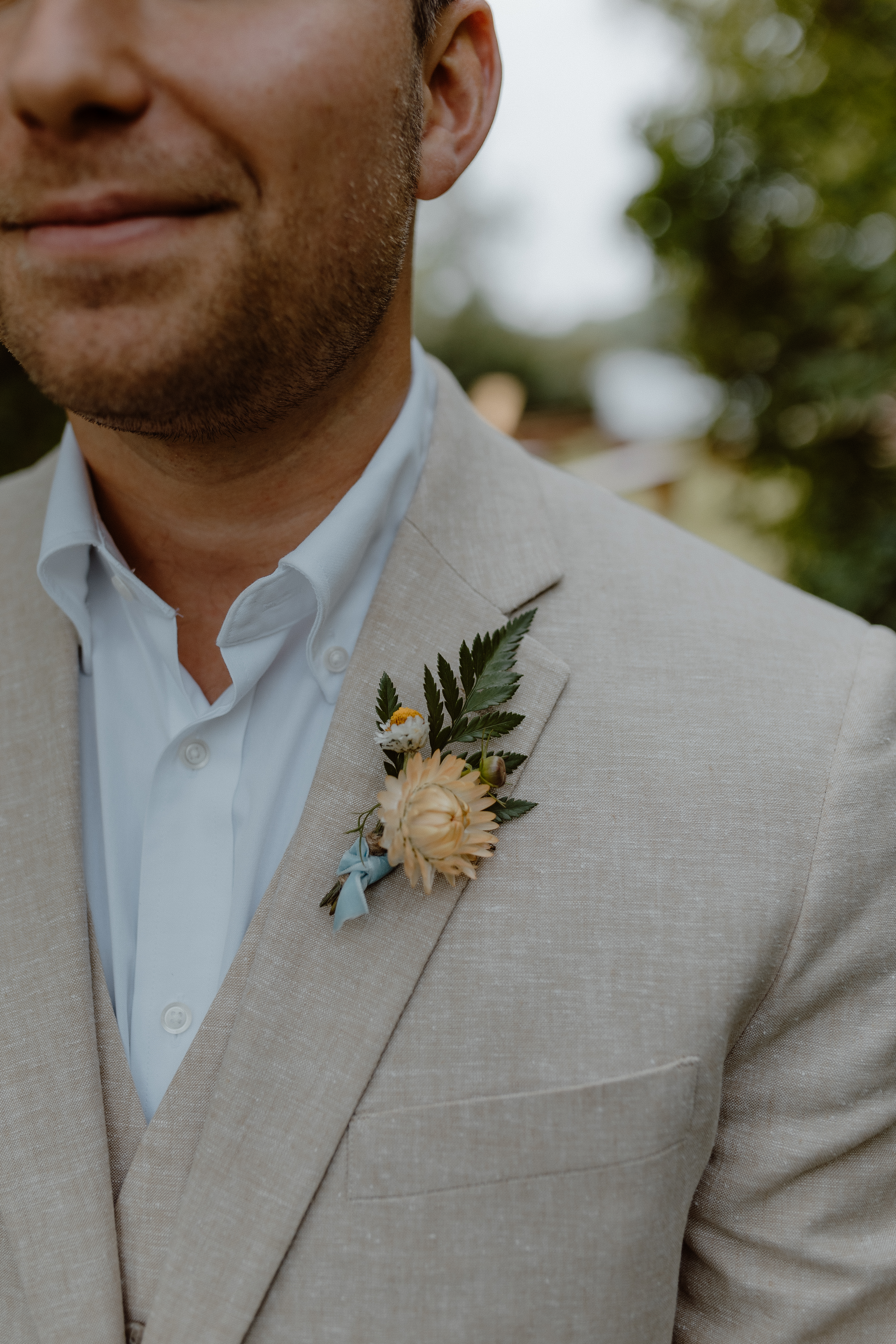 simple summer boutonniere
